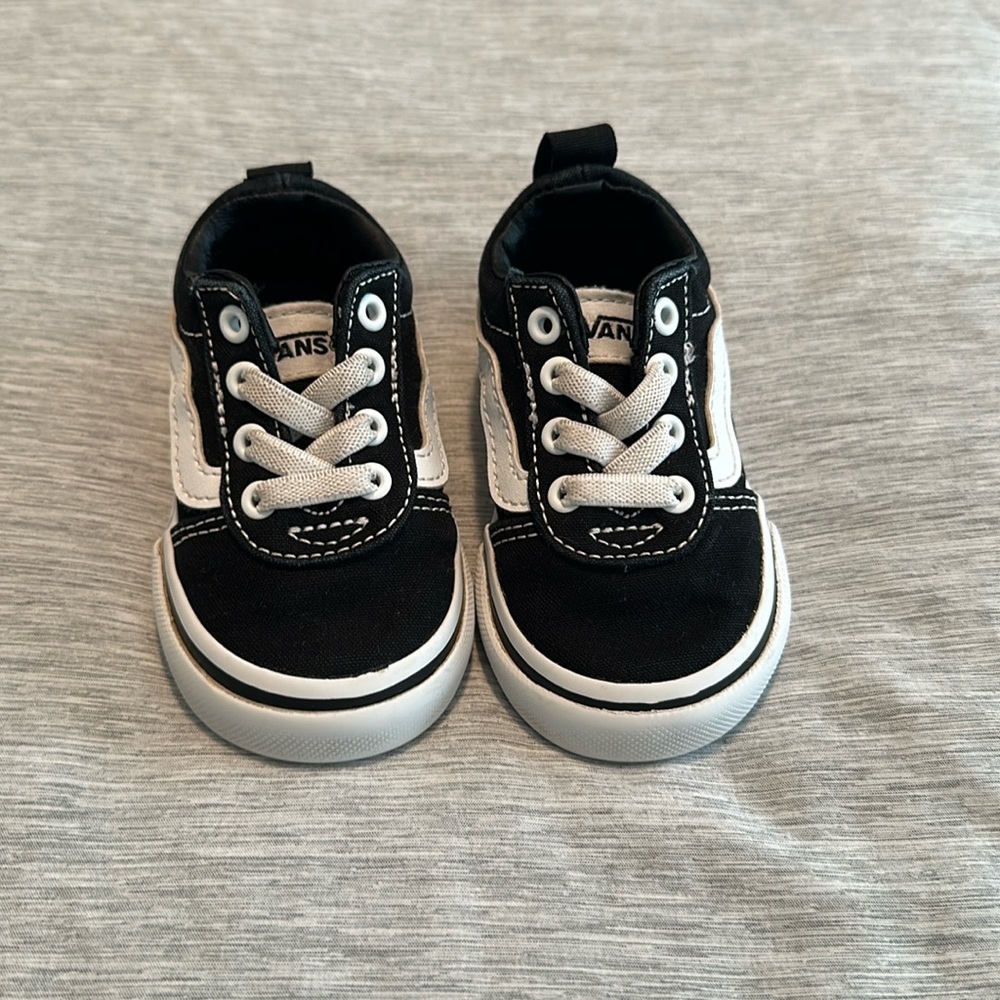 Toodler black and white vans size 4c